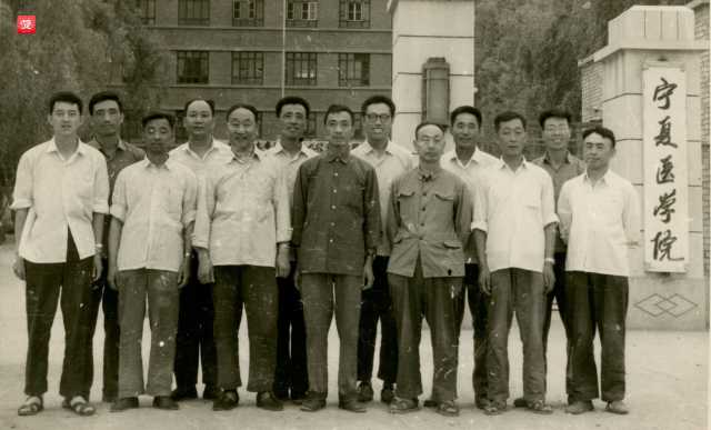 4、1976年7月,教职工在学校大门口 合影(前排左2付致祥、左6闫中福、左7张玉坤、后排左1马顺标等)_副本.jpg 4、1976年7月,教职工在学校大门口 合影(前排左2付致祥、左6闫中福、左7张玉坤、后排左1马顺标等)_副本.jpg