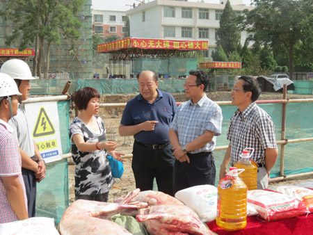 为一线工人送去慰问品