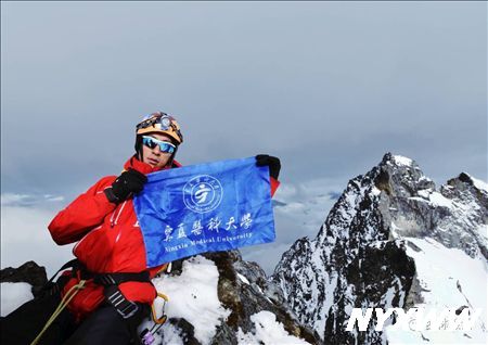 张福同学在2017“大学生勇闯天涯挑战未登峰”活动中第一菠菜广告投放平台登顶