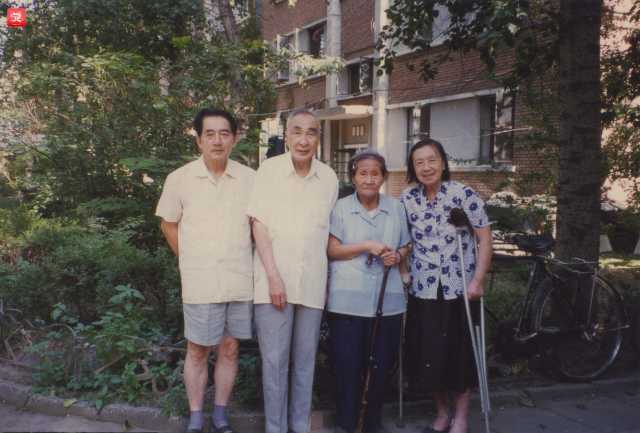 13、1997年7月,祝寿嵩(左1)、卢玉韻(左4)在北京与老院长陈应谦(左2)、姚永华(左3)夫妇相聚_副本.jpg 13、1997年7月,祝寿嵩(左1)、卢玉韻(左4)在北京与老院长陈应谦(左2)、姚永华(左3)夫妇相聚_副本.jpg