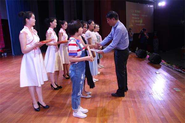 何仲义副校长为学生颁奖