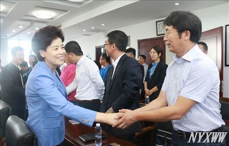 自治区主席咸辉看望慰问菠菜广告投放平台校教师