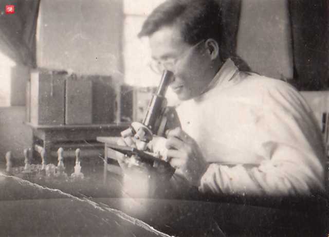 3、1958年,宋泽开在做实验_副本.jpg 3、1958年,宋泽开在做实验_副本.jpg