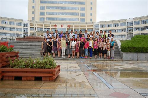参观山东大学威海校区图书馆.JPG