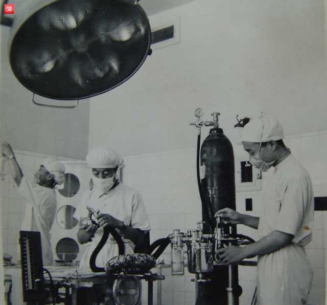 4、1958年,医院手术中_副本.jpg 4、1958年,医院手术中_副本.jpg