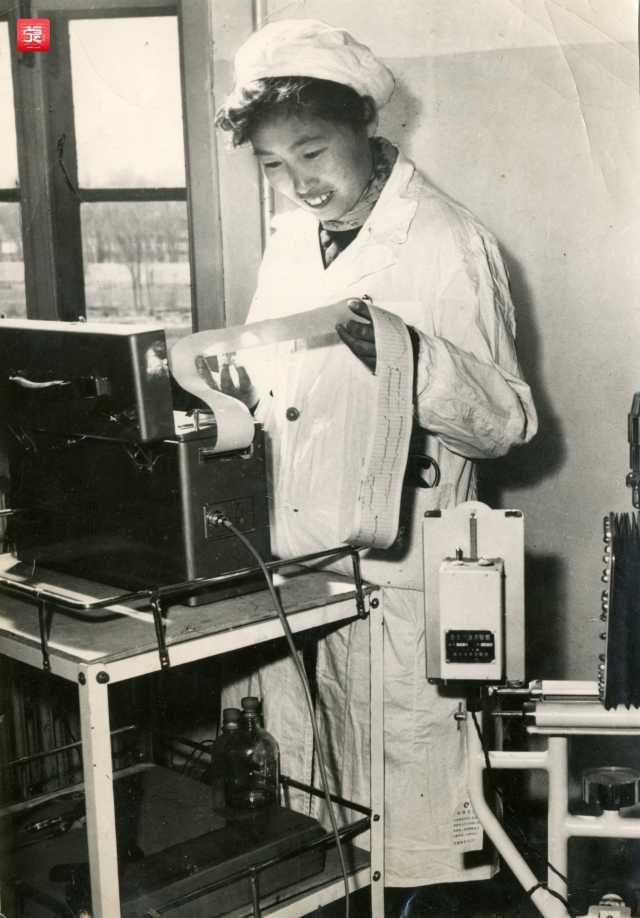 1、1958年,陈树兰在给病人做心电图_副本.jpg 1、1958年,陈树兰在给病人做心电图_副本.jpg