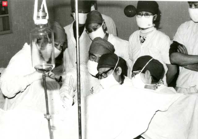 7、1968年,邹光珍(右2)、王东昌(右3)在做膀胱直肠瘘修复术_副本.jpg 7、1968年,邹光珍(右2)、王东昌(右3)在做膀胱直肠瘘修复术_副本.jpg